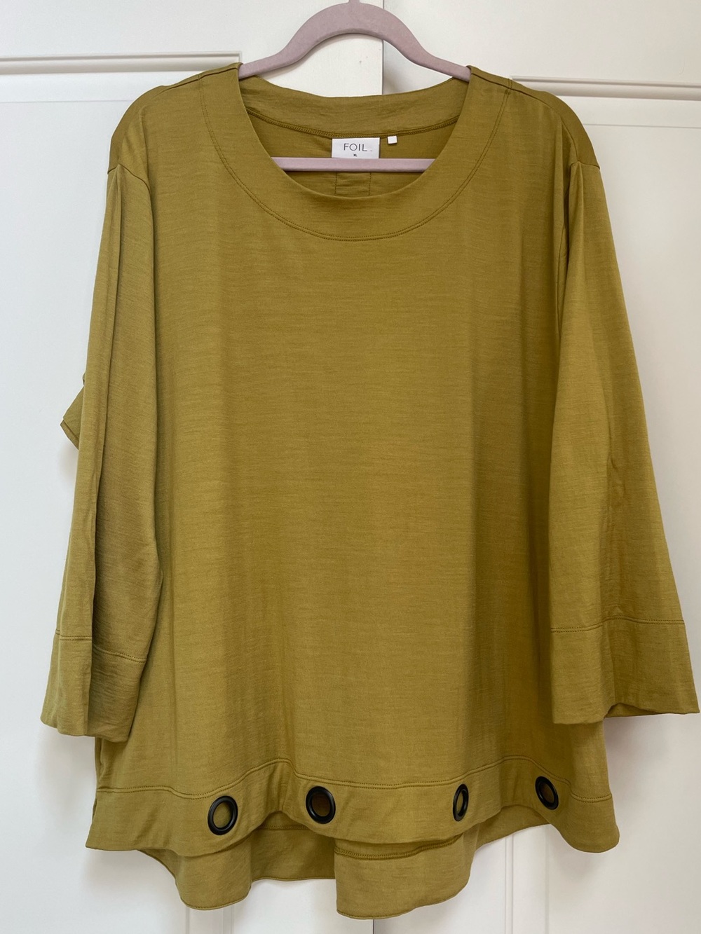 FOIL Clothing 100% Merino Wool
Chartreuse Grommet Accents Casual Top Size XL